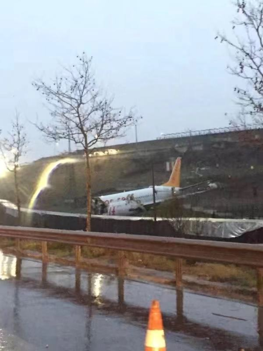 土耳其一架客机冲出跑道 乘客从断裂机体缝隙逃生