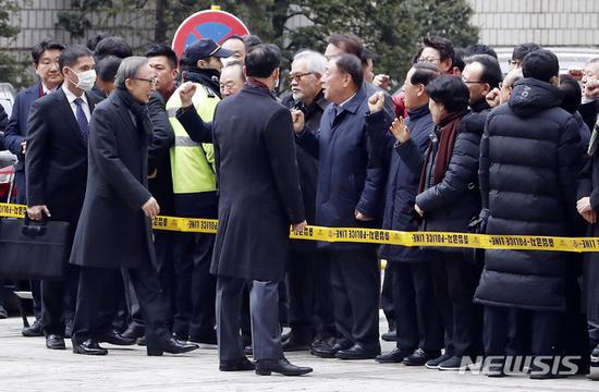 韩国前总统李明博被判17年：出庭时一脸微笑
