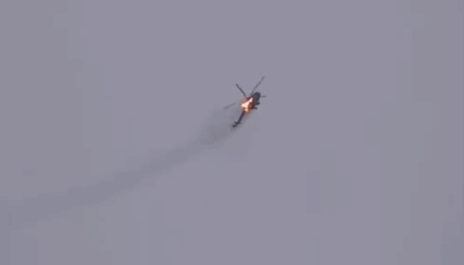 叙利亚一架直升机被击落 中弹起火坠毁瞬间曝光