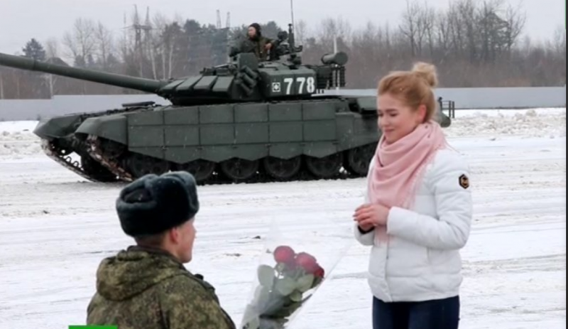 俄军官用16辆坦克摆心形求婚 女友当场答应(图)