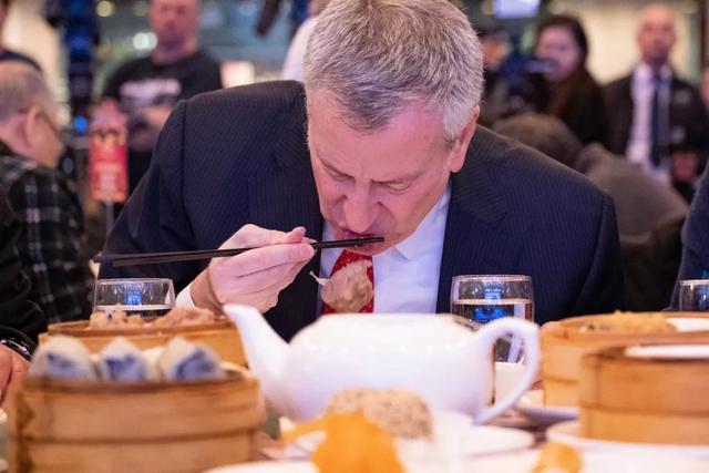 疫情中歧视华人？纽约市长亮相中餐馆
