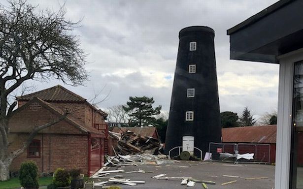 世纪风暴"席亚拉"肆虐 苏格兰酒吧屋顶坍塌3人伤