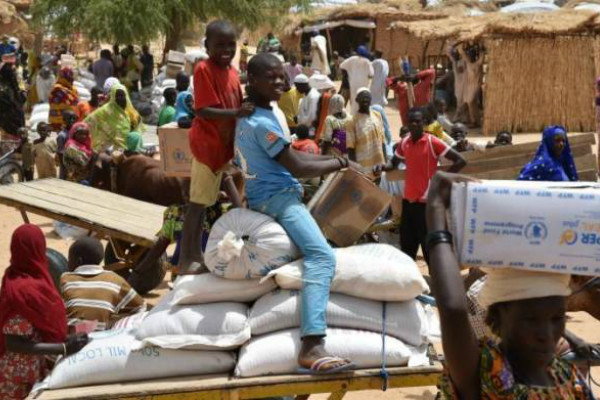 尼日尔难民哄抢救援物资 不幸发生踩踏致23人死亡