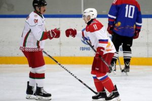 普京和白俄罗斯总统组队打冰球大比分获胜(图)缩略图