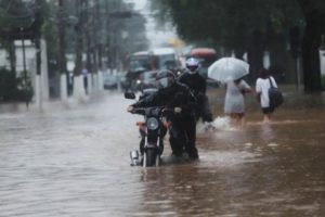 巴西圣保罗遇35年来最强风暴 公共交通系统瘫痪缩略图