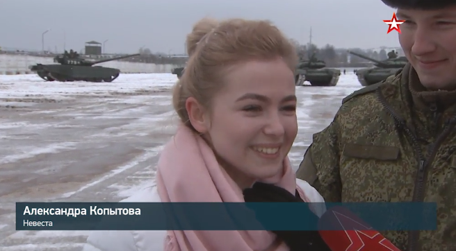 俄军官用16辆坦克摆心形求婚 女友当场答应(图)