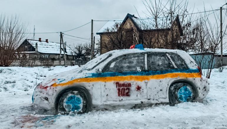 太逼真！乌克兰人用雪造警车 市民报警：你车丢了