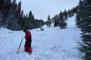 美国科罗拉多州滑雪者引发雪崩 2人不幸丧生缩略图