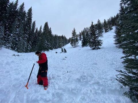 美国科罗拉多州滑雪者引发雪崩 2人不幸丧生