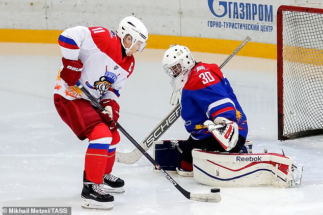 普京和白俄罗斯总统组队打冰球 13:4赢下比赛(图)