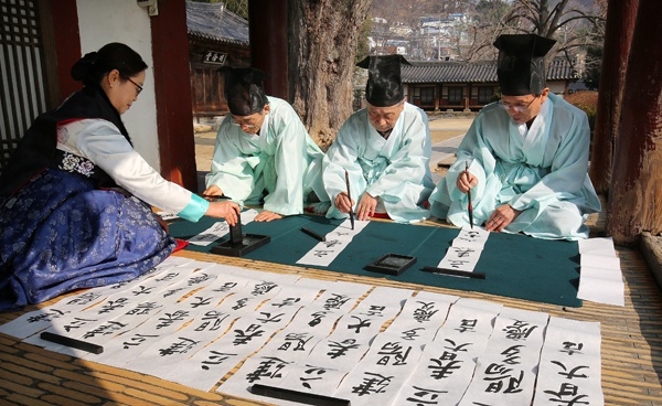 韩国人庆祝立春：贴汉字对联 白纸黑字亮了(图)