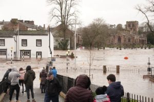 暴风雨”西娅拉”侵袭英国 致3人死亡500栋房屋被淹缩略图