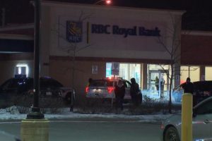 3名加拿大未成年人持刀枪抢劫银行 造成4人受伤缩略图