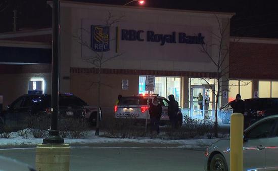 3名加拿大未成年人持刀枪抢劫银行 造成4人受伤