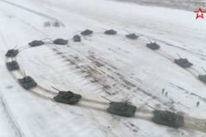 俄军官用16辆坦克摆心形求婚 女友当场答应(图)缩略图