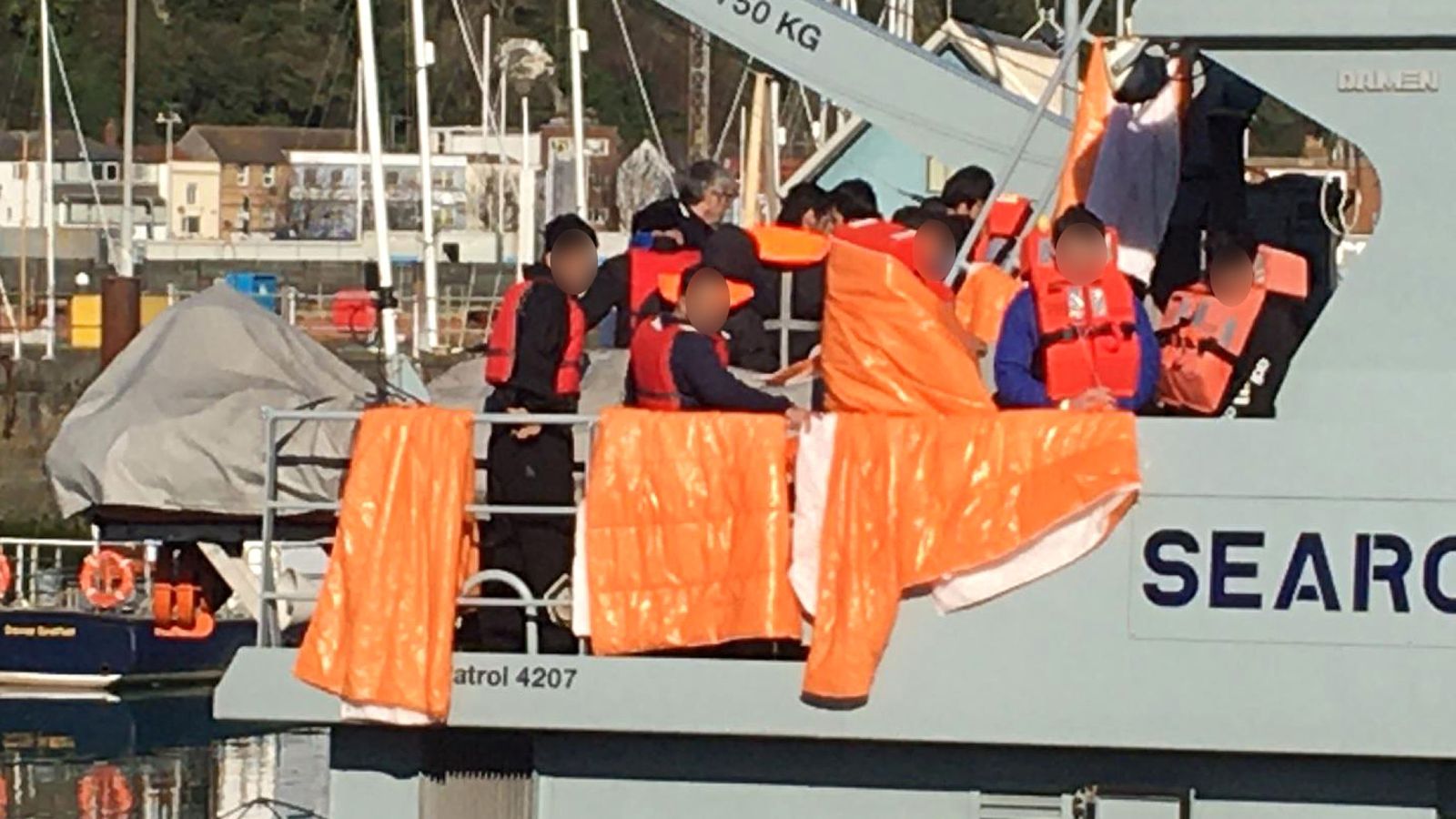 英国海岸警卫队拦截90名非法移民 包括妇女和儿童