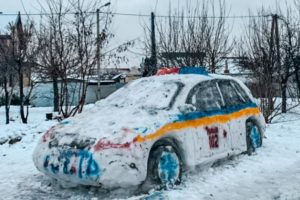 太逼真！乌克兰人用雪造警车 市民报警：你车丢了缩略图