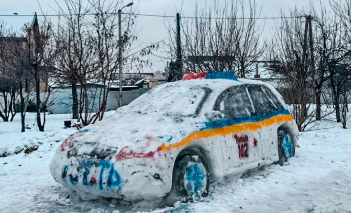 太逼真！乌克兰人用雪造警车 市民报警：你车丢了