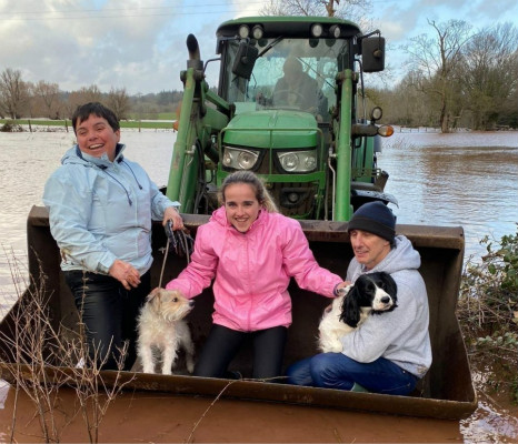 风暴无情人有情 农民用拖拉机从洪水中救出一家人