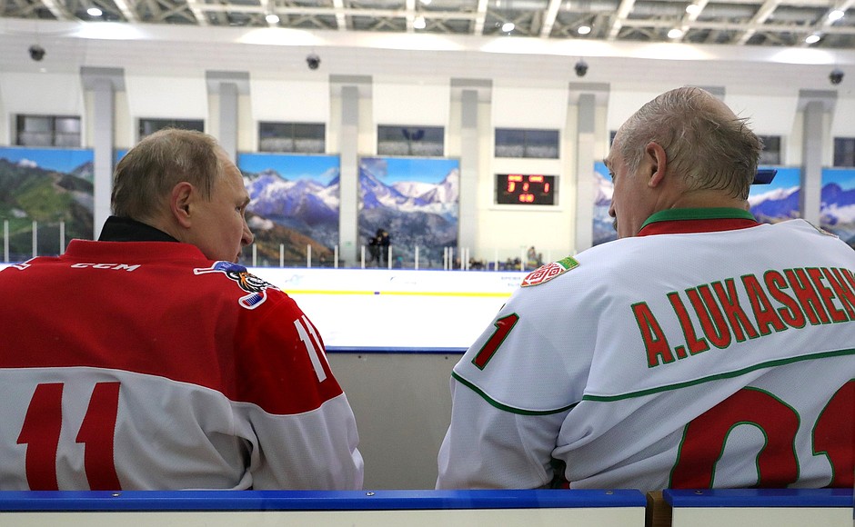普京和白俄罗斯总统组队打冰球 13:4赢下比赛(图)