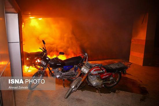 伊朗库姆一居民楼发生火灾 多人死伤