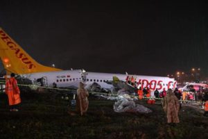 土耳其飞机滑出跑道断成三截 有4名中国公民受伤缩略图