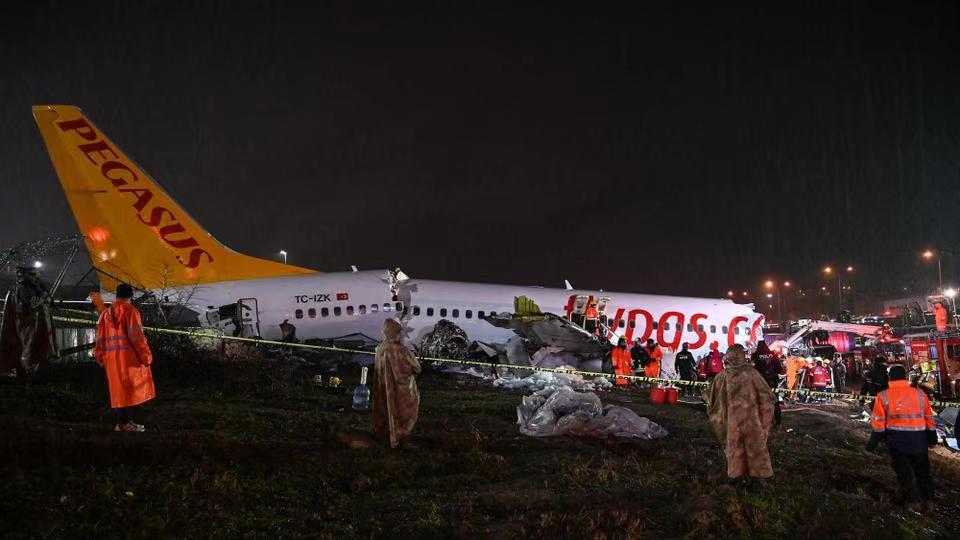 土耳其飞机滑出跑道断成三截 有4名中国公民受伤