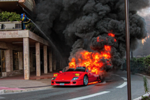 摩纳哥街头法拉利跑车自燃 百万英镑付之一炬(图)缩略图