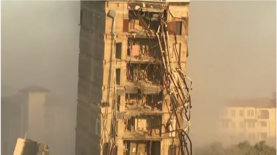美国一高楼爆破拆除失败 成新版“比萨斜塔”