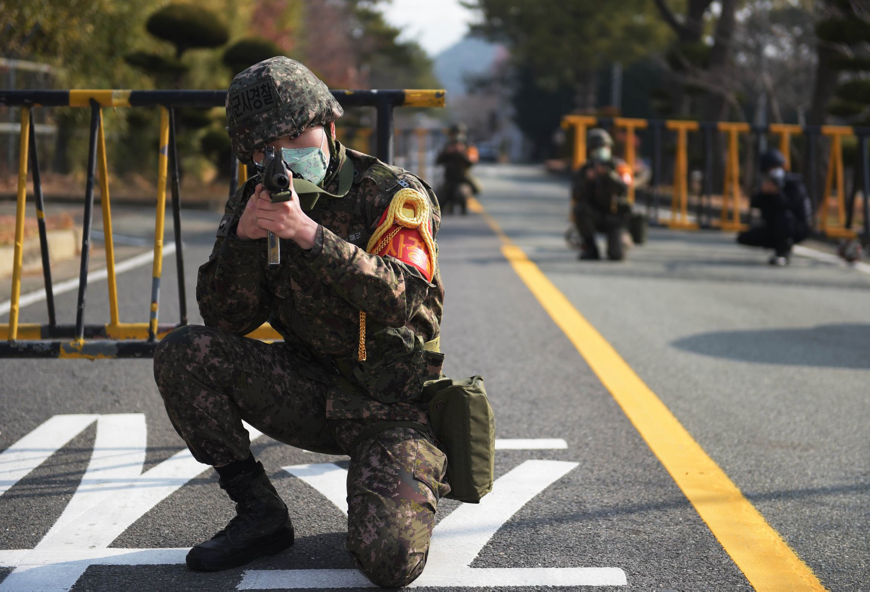 韩军举行联合反恐演习 士兵佩戴口罩参加战斗