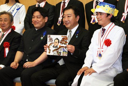 日本国会破例允许男艺人戴帽子出席 理由令人信服