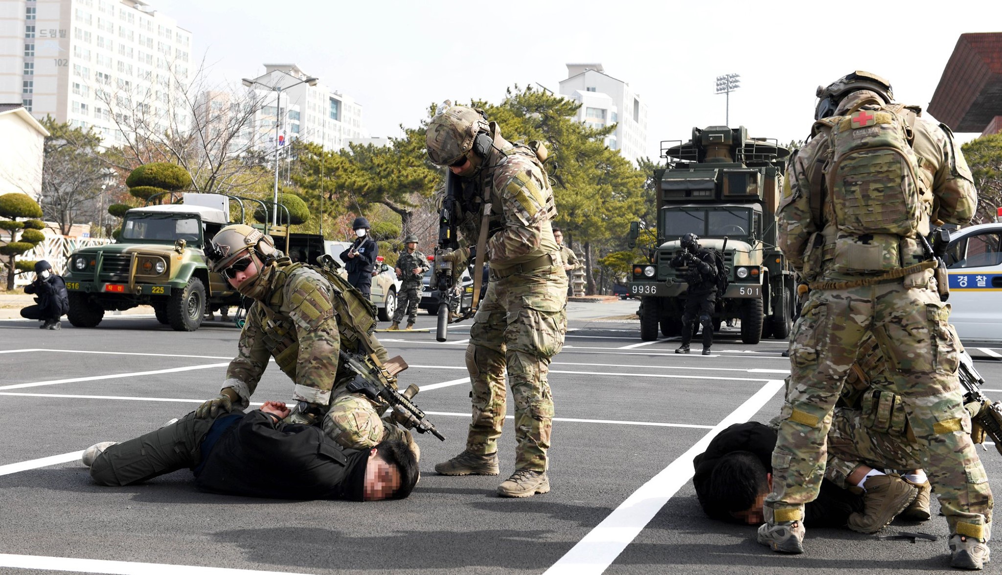 韩军举行联合反恐演习 士兵佩戴口罩参加战斗