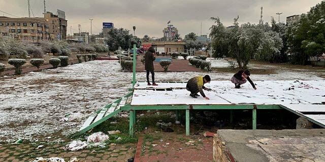 12年来首次！伊拉克首都迎降雪 民众出门赏雪景