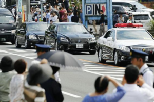 男子东京街头狂追安倍座驾 被警卫当场按住缩略图