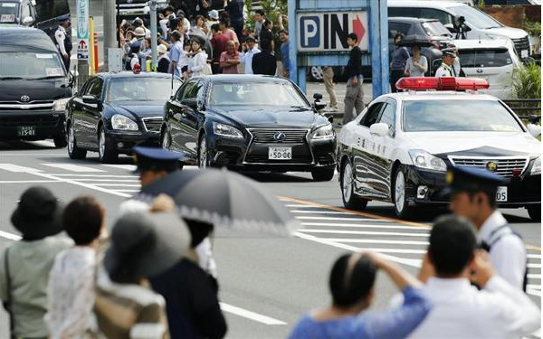 男子东京街头狂追安倍座驾 被警卫当场按住