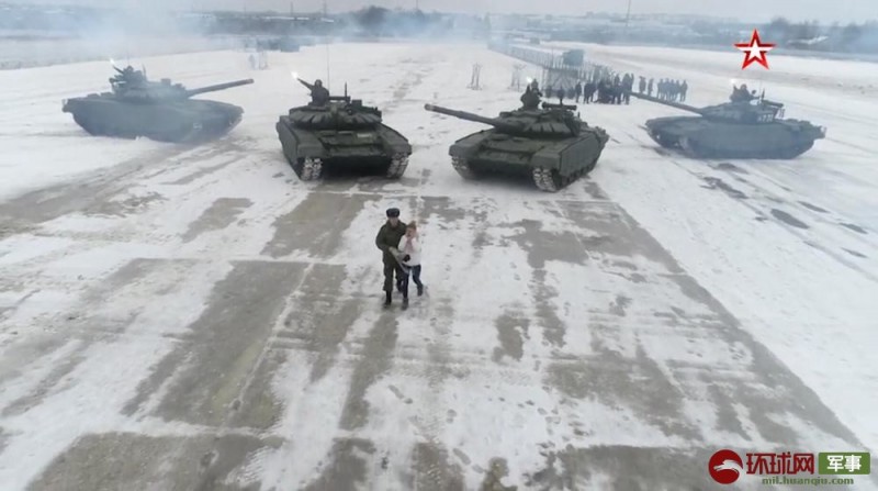 战斗民族式浪漫:情人节俄军出动坦克“比心”求婚
