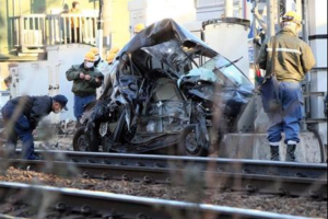 日本一辆汽车冲上铁轨与电车相撞 51岁司机死亡缩略图