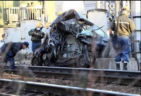 日本一辆汽车冲上铁轨与电车相撞 51岁司机死亡