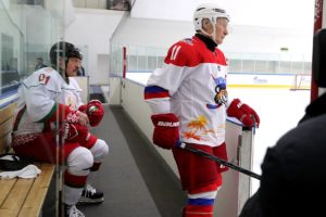 普京和白俄罗斯总统组队打冰球 13:4赢下比赛(图)缩略图