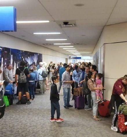 美国机场人满为患 海外疫情告急，回国机票猛涨…