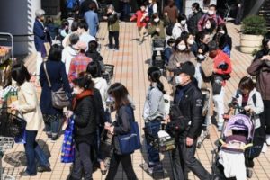东京都建议居民周末避免外出 民众排长队抢购食品缩略图