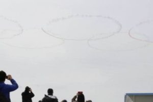为迎接奥运圣火 日本特技飞行队预演五环彩绘缩略图