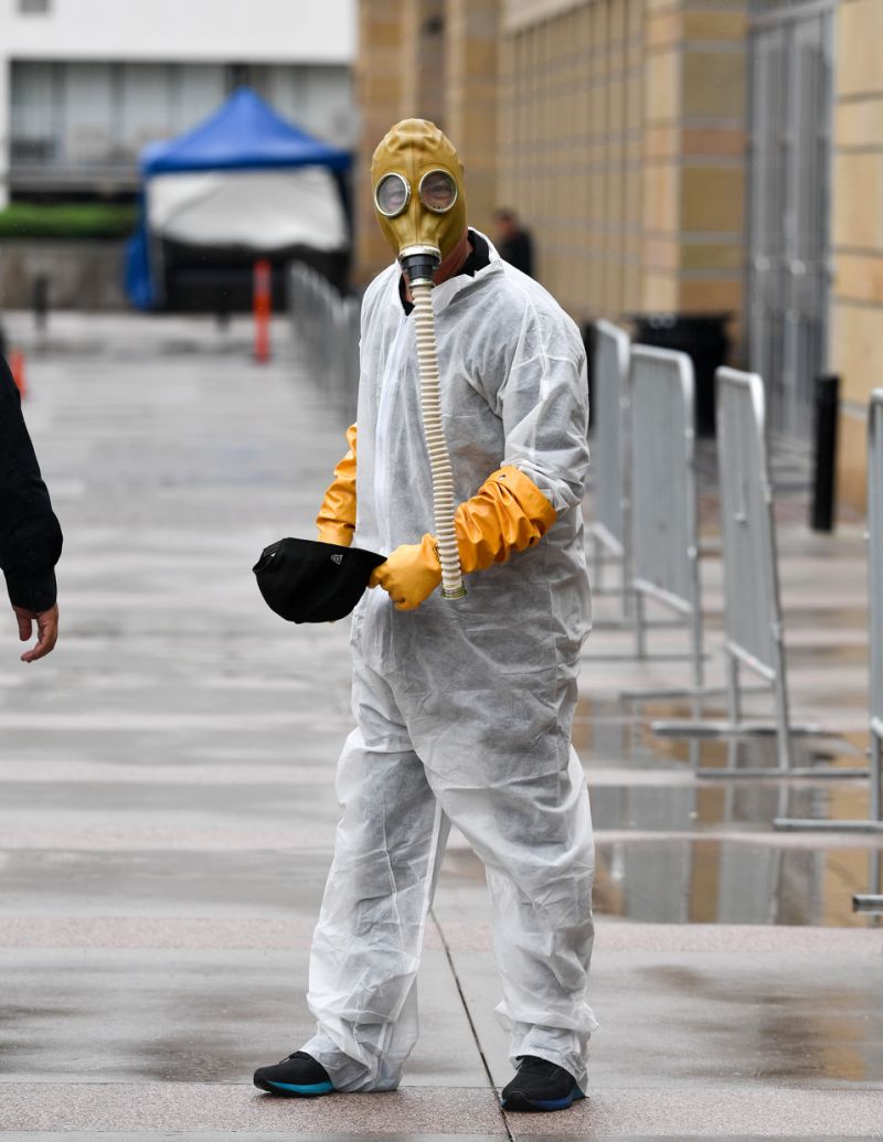 美国主持人“全副武装”上班，还戴上了防毒面罩