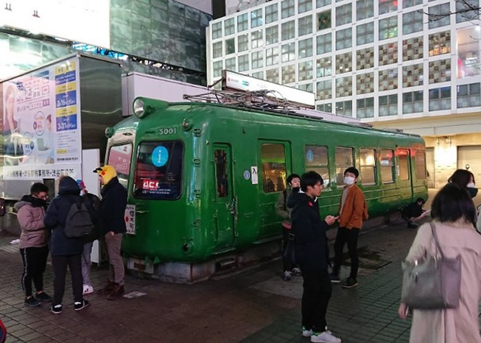 日本东京涩谷地标退役火车卡“绿青蛙”将迁忠犬八公故里