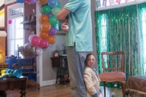 美国乔治亚州全球最矮男人Nick Smith庆生 弟弟身高为其逾2倍缩略图