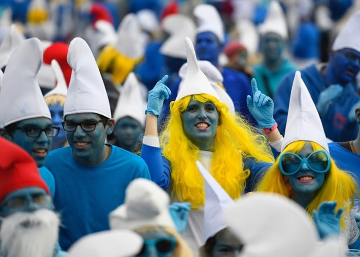 法国兰德诺市星光月亮狂欢节3549个“蓝精灵”聚首一堂挑战吉尼斯世界纪录