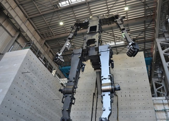 日本经典动画《机动战士高达》40周年 茨城县取手市创通公司建造高达机器人“RX─78”