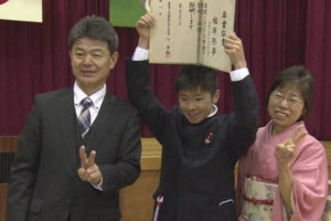 日本长野县荣村山区的荣小学秋山分校举行“一个人的毕业典礼”缩略图