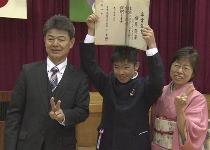 日本长野县荣村山区的荣小学秋山分校举行“一个人的毕业典礼”