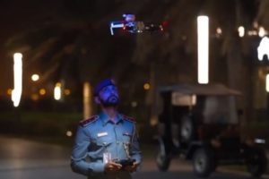 阿联酋警察使用无人机广播敦促民众待在家中缩略图